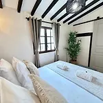 Stunning 2 Bedroom Property In The Marais