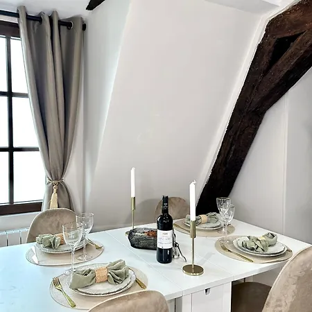 Stunning 2 Bedroom In The Marais Apartment *